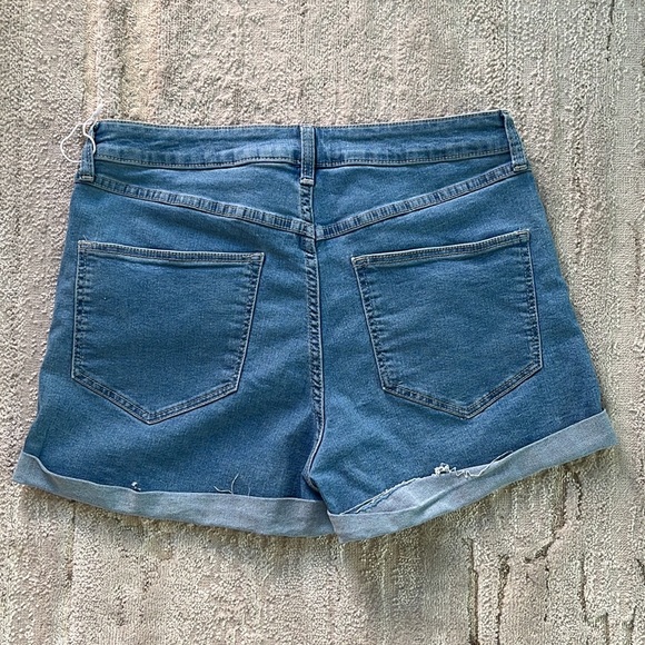 JEANS SHORT - Picture 2 of 3